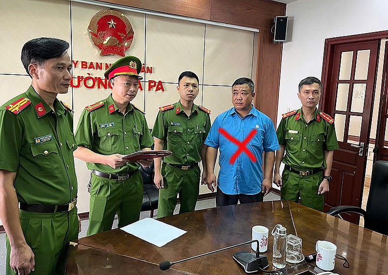 Cơ quan CSĐT Công an tỉnh Lào Cai đọc quyết định khởi tố bị can đối với Nguyễn Bá Nguyên về tội “thiếu trách nhiệm gây hậu quả nghiêm trọng”. (Ảnh: Quỳnh Trang).