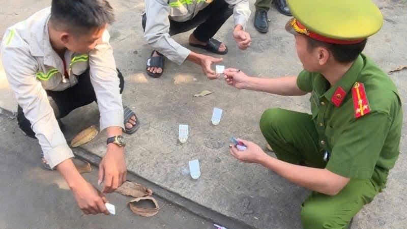 Cán bộ Công an thị xã Phú Mỹ thực hiện test ma tuý tại chỗ đối với tài xế.