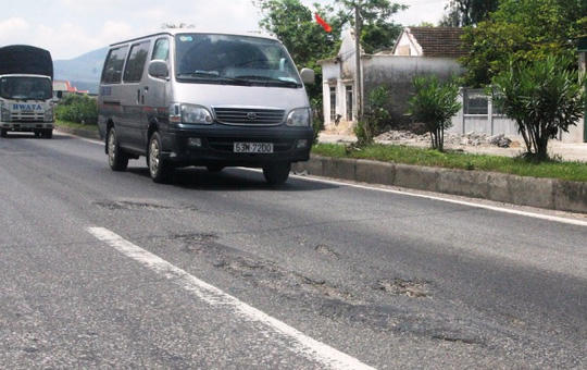 Trên mặt đường xuất hiện nhiều