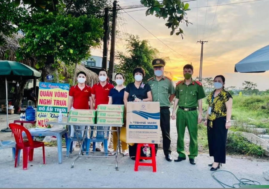 Nhiều nhà hảo tâm, Nhân dân trên địa bàn trao tặng nhu yếu phẩm để động viên lực lượng Công an thị trấn làm nhiệm vụ phòng, chống dịch Covid – 19