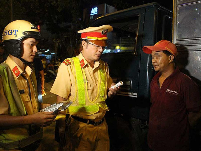 Đội CSGT An Lạc (Phòng PC08, Công an TP.HCM) kiểm tra ma túy đối với tài xế xe tải, xe container trên quốc lộ 1 bằng que thử nước bọt.