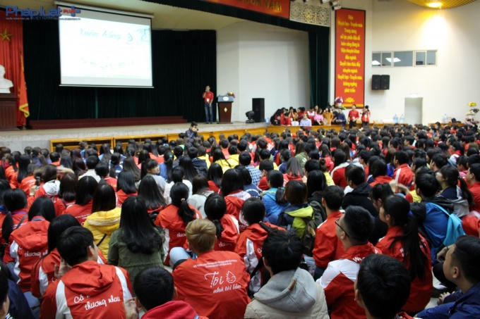 Đại diện 10 chi hội tình nguyện tham gia Lễ phát động. (Ảnh: Đức Biên)