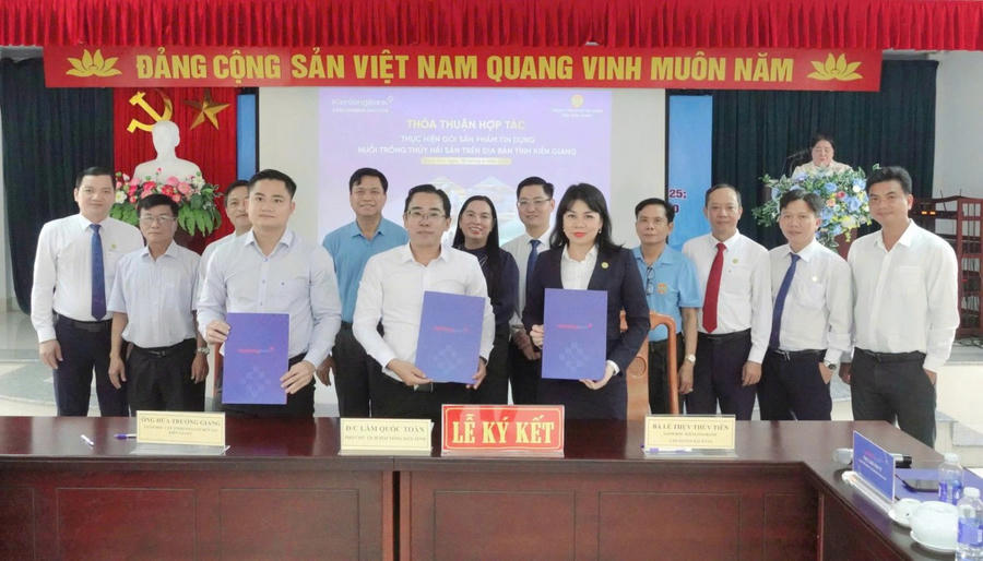 Hội Nông dân tỉnh Kiên Giang phối hợp với Ngân hàng TMCP Kiên Long (KienlongBank) và các đơn vị liên quan tổ chức lễ ký kết thỏa thuận hợp tác thực hiện gói sản phẩm tín dụng phục vụ nuôi trồng thủy hải sản trên địa bàn tỉnh