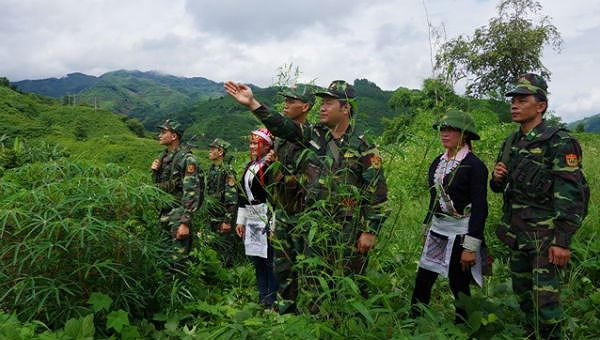 Gặp những người lính áo xanh ở nơi con sông Hồng chảy vào đất Việt