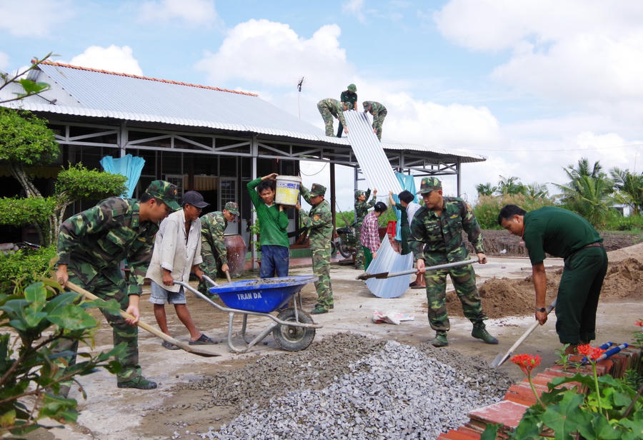 Cán bộ, chiến sĩ BĐBP tỉnh Cà Mau, giúp dân sửa chữa nhà