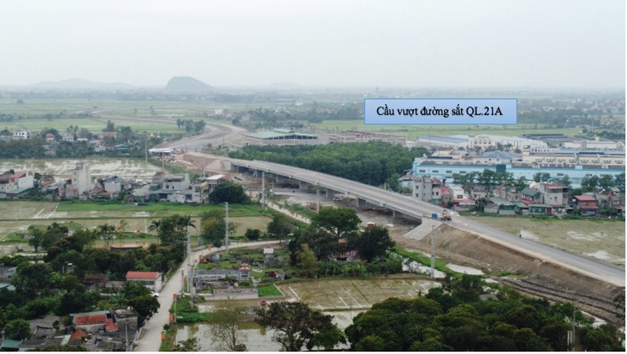 Tại cầu vượt đường sắt QL.21A Tập đoàn Xuân Thành thi công hoàn thành 6/6 trụ cầu, 2/2 mố cầu; đúc xong dầm super T và lao lắp được 7/7 nhịp; hoàn thành thi công mặt cầu, lan can hiện đơn vị đang thi công hoàn thiện khe co dãn và thảm nhựa mặt cầu. (Ảnh: Trung Nghĩa)