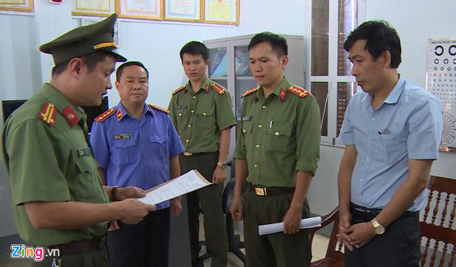 Ông Đặng Hữu Thủy (phải), Hiệu phó trường THPT Tô Hiệu, TP Sơn La, là một trong 3 bị can bị tạm giam. Ảnh: Hoàng Minh.