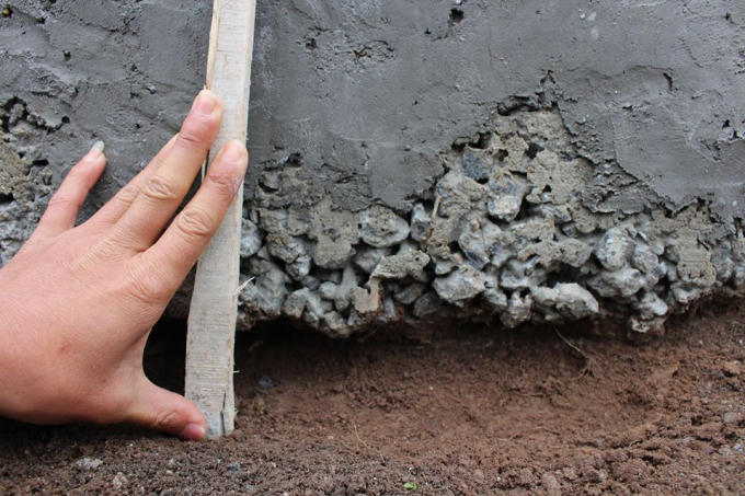 Nhiều đoạn chân cột trụ sau khi được khắc phục vẫn "hở miệng ếch".