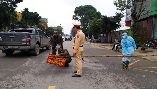 Lập chốt kiểm soát, ngăn chặn bệnh dịch lây lan do vận chuyển lợn nhiễm dịch. (Ảnh: VT)