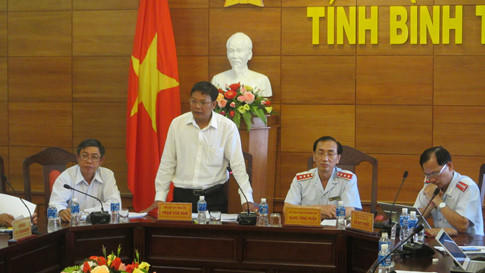Phó chủ tịch UBND tỉnh Bình Thuận Phạm Văn Nam (đứng) thay mặt Chủ tịch tỉnh Bình Thuận tiếp thu kết luận thanh tra. ẢNH: QUẾ HÀ.