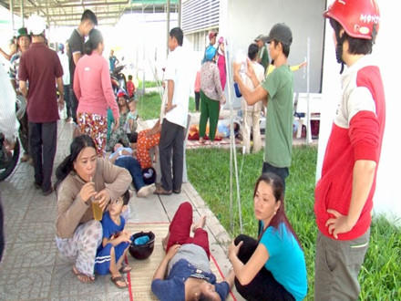 Nhưng do sự việc xảy ra bất ngờ và số lượng người ngộ độc rất đông nên nhiều công nhân phải nằm dưới nền gạch của hành lang bệnh viện.
