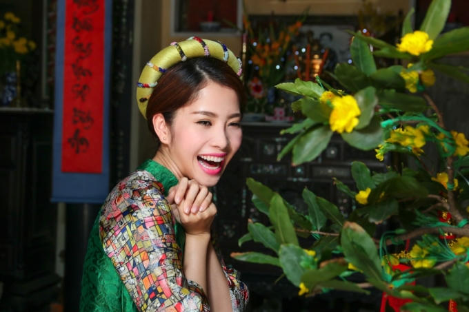 Nụ cười tỏa nắng mùa Xuân của hoa khôi Nam Em trong MV Tết sang