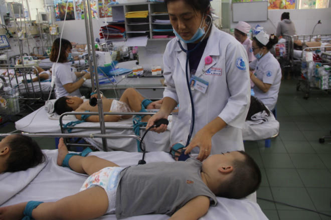 Bệnh nhi bị tay chân miệng điều trị ở BV Nhi đồng 1