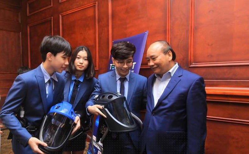 Chủ tịch nước Nguyễn Xuân Phúc khen ngợi Nhóm tác giả tại Techfest 2020.