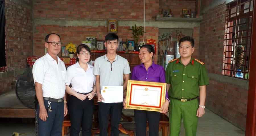 Đại tá Nguyễn Quốc Toàn - Phó Giám đốc Công an tỉnh Tây Ninh (bìa phải) trao Bằng khen và tiền cho gia đình ông Trịnh Quốc Thịnh (ảnh: CATN).