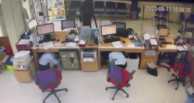 Hình ảnh camera ghi lại khi đối tượng vào cướp ngân hàng.