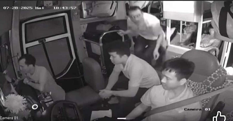 Hành khách bất ngờ đánh vào mặt tài xế - Ảnh cắt từ clip.