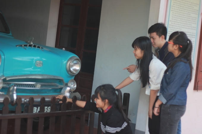 Du khách hiếu kỳ trước hình ảnh chiếc xe bất tử tồn tại qua thời gian.