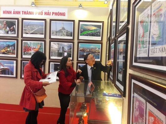 Giáo sư Nguyễn Quang Ngọc chia sẻ với phóng viên về các tư liệu quý.