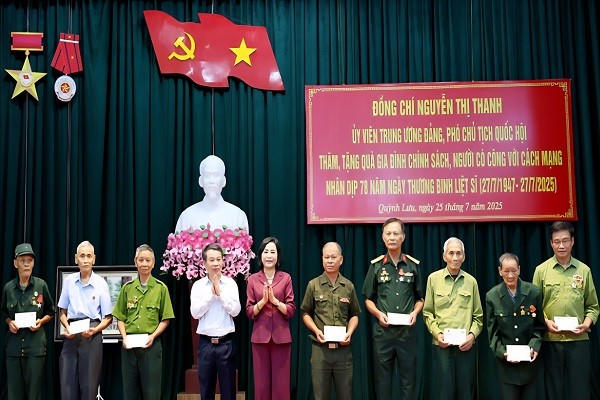 Phó Chủ tịch Quốc hội Nguyễn Thị Thanh và Phó Chủ tịch HĐND tỉnh Ninh Bình Bùi Hoàng Hà tặng quà gia đình chính sách, người có công ở xã Quỳnh Lưu.