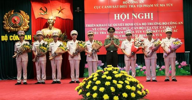 Bộ trưởng Tô Lâm tặng hoa lãnh đạo Cục Cảnh sát ĐTTPVMT.