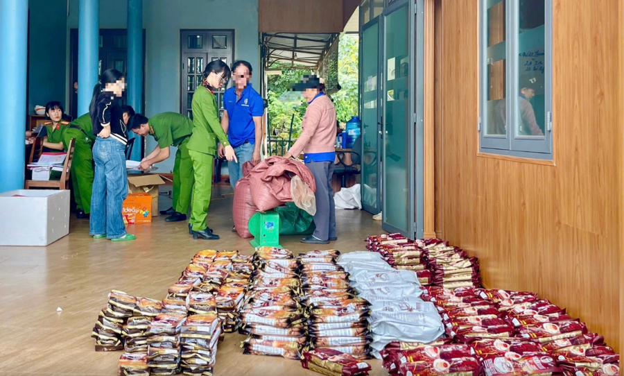 Công an thu giữ nhiều cà phê đóng gói và nguyên liệu tại cơ sở sản xuất của ông T. (Ảnh: Công an tỉnh Gia Lai)