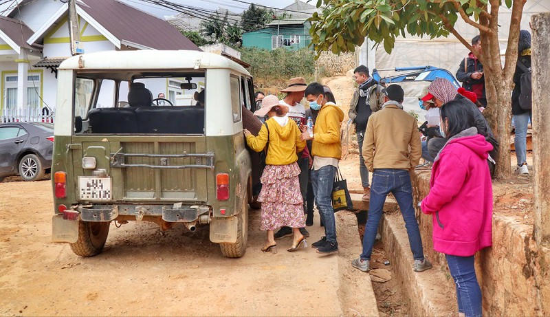 Hoạt động đưa đón du khách diễn ra rầm rộ, giá vé 100 nghìn đồng/người 