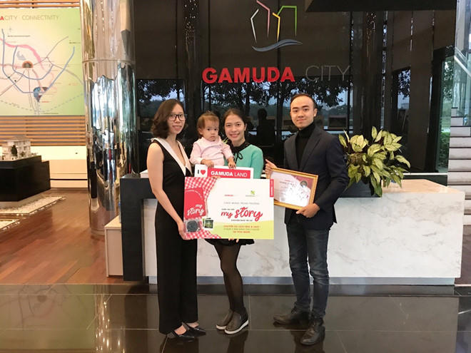 Chị Bùi Hồng và gia đình nhận giải thưởng cuộc thi viết “Chuyện nhà tôi kể” do Gamuda tổ chức.