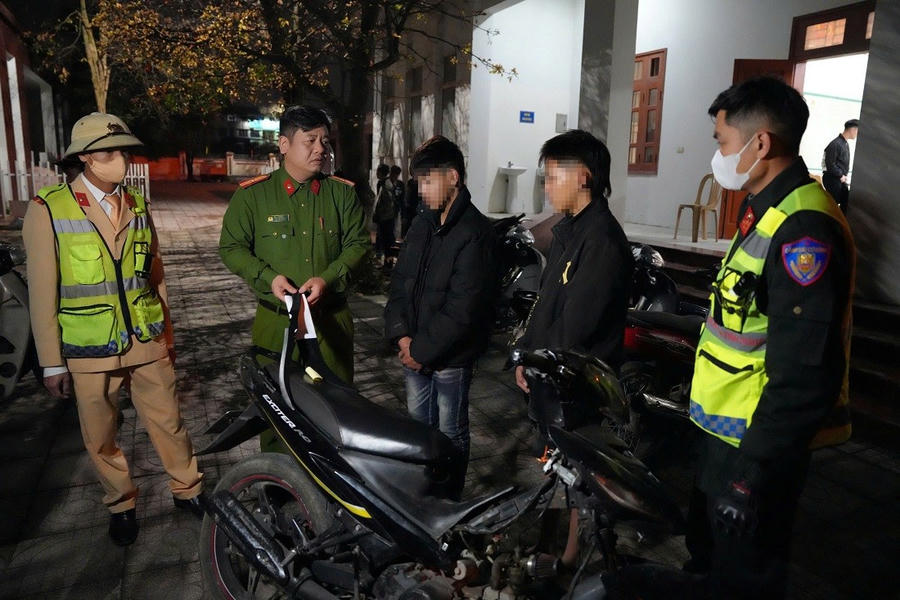 Xử lý nghiêm các trường hợp mang theo hung khí nguy cơ gây thương tích - Ảnh Công an Nghệ An.