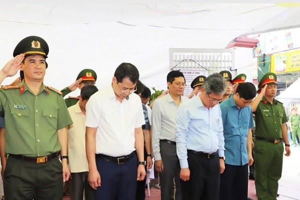 Đoàn đại biểu tỉnh Hưng Yên đến viếng liệt sĩ Thiếu tá Nguyễn Đăng Khải.