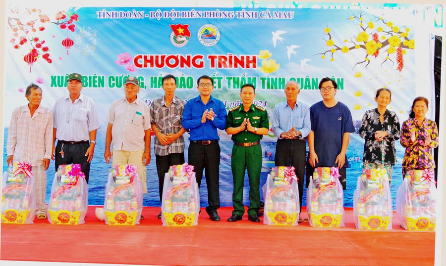 BĐBP tỉnh Cà Mau, thường xuyên phối hợp với các ngành tổ chức nhiều chương trình giúp người dân trên địa bàn biên giới của tỉnh.