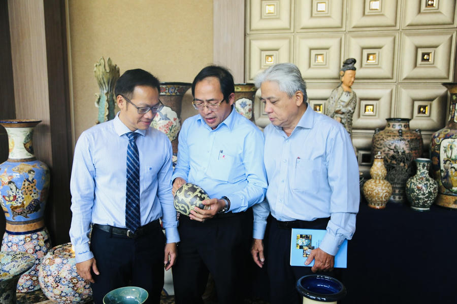 Các đại biểu tham quan các gian hàng gốm Biên Hoà.