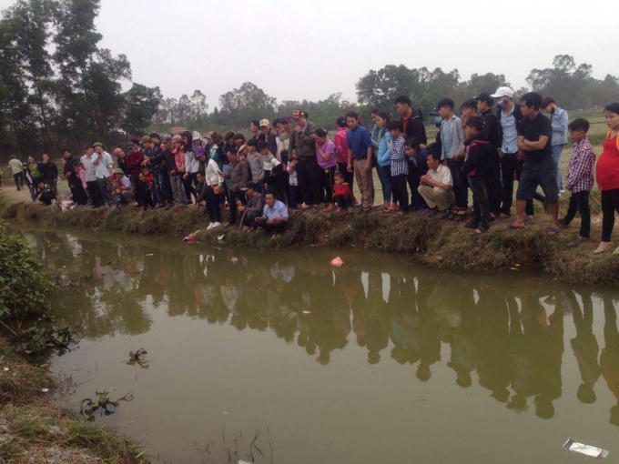 Trước đ&oacute; rất nhiều người d&acirc;n đến khu vực con c&aacute; nổi l&ecirc;n để xem, thậm ch&iacute; c&oacute; người c&ograve;n cầu khấn v&igrave; cho rằng con c&aacute; n&agrave;y l&agrave;