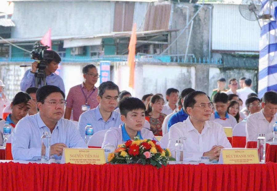 Phó thủ tướng Chính phủ Bùi Thanh Sơn vàBí thư Tỉnh uỷ An Giang Nguyễn Tiến Hải tham dự Lễ khởi công.