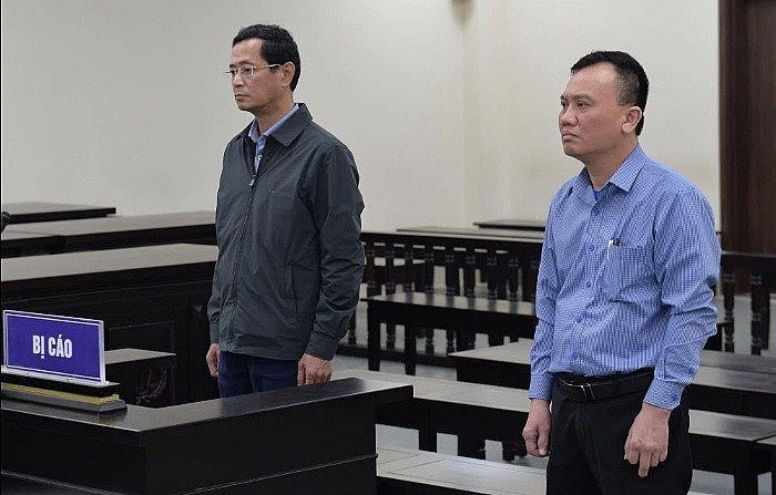 Bị cáo Trương Quang Việt (bên trái) và Lê Minh Tuyến tại phiên tòa.