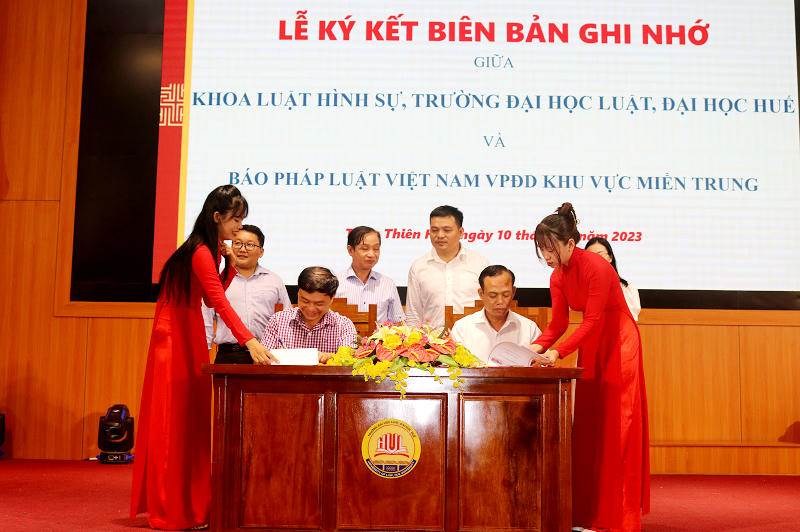 8. Lễ ký kết biên bản hợp tác giữa Khoa Luật Hình sự - Trường ĐH Luật, ĐH Huế và VPĐD Khu vực Bình Trị Thiên