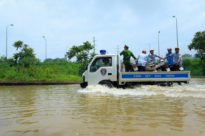 CSGT Hà Nội dùng xe tải chở người dân qua điểm ngập