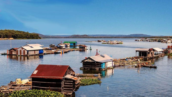 Làng cá bè trên sông La Ngà nhìn từ cầu La Ngà.