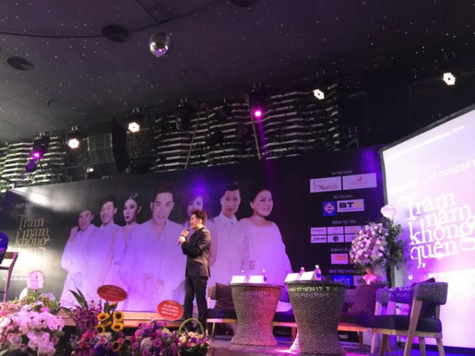 Ca sĩ Quang Hà tại cuộc họp báo tại Hà Nội.