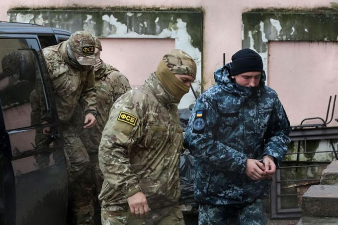 Thủy thủ Ukraina bị binh sĩ Nga dẫn giải ra tòa sau lần Nga nổ súng bắt tàu Ukraina.