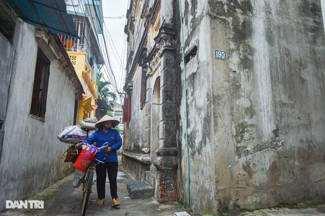 So với nhiều công trình Pháp còn lại ở Hà Nội, căn biệt thự số 191 làng Cự Đà có kết cấu lạ với mặt tiền công trình quay vào trong, phía ngoài chỉ có một chiếc cổng nhỏ để làm lối đi vào.
