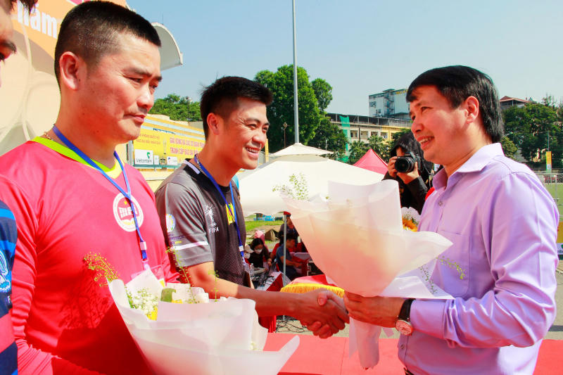 Phó Chủ nhiệm Văn phòng Quốc hội, Trợ lý Chủ tịch Quốc hội Phạm Thái Hà trao hoa và cờ lưu niệm tặng đại diện các đội bóng tham dự