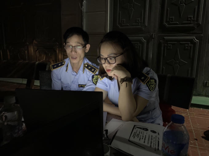Do số lượng hàng hóa lớn, việc kiểm tra, kiểm đếm, phân loại hàng hóa kéo dài đến gần nửa đêm ngày 15/10.
