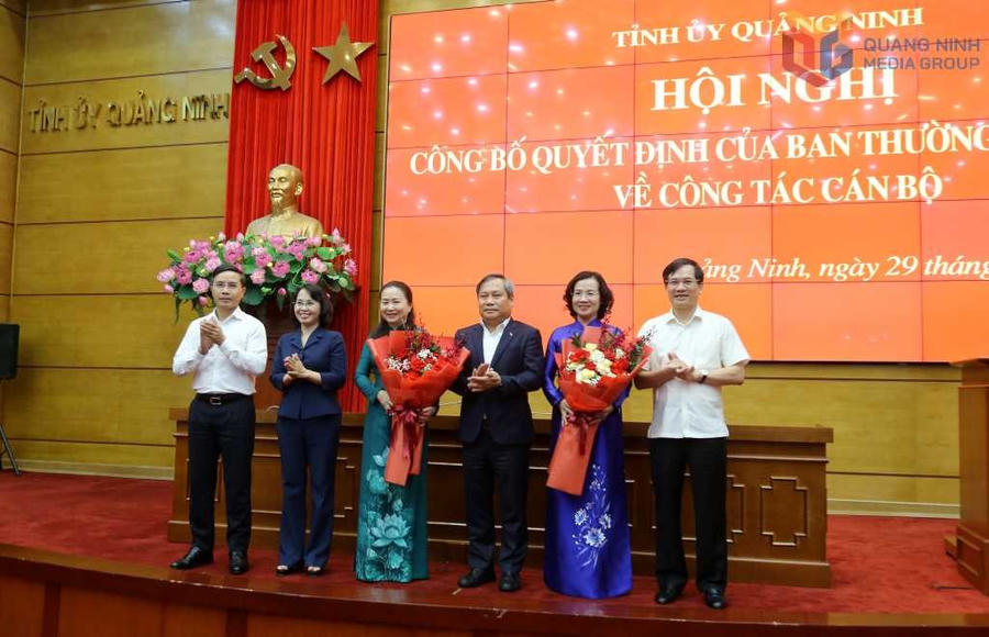 Thường trực Tỉnh ủy Quảng Ninh tặng hoa chúc mừng bà Bùi Thúy Phượng và bà Vi Ngọc Bích.