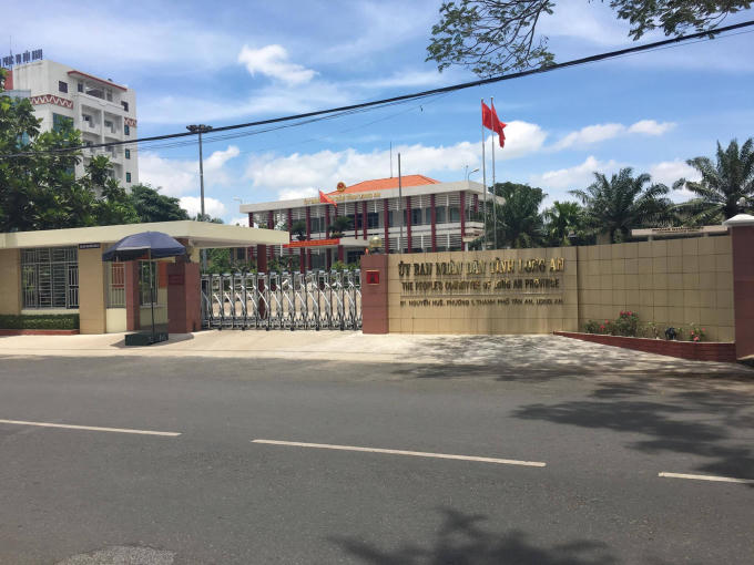 Dù UBND tỉnh Long An đã gửi đề nghị lên Bộ KH&amp;ĐT về việc chuyên nhương Dự án KCN Xuyên Á cho Cty Hưng Phát nhưng sau đó lại đồng ý chủ trương cho Cty Hải Sơn thực hiện Dự án.