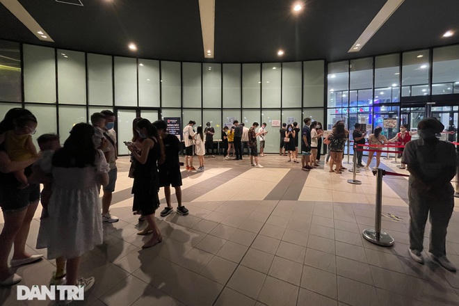 Khu vực check mã QR cũng luôn đông nghịt khách chờ quét mã trước khi đi vào bên trong siêu thị mua sắm và ăn uống.