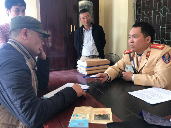 Lực lượng chức năng làm việc với tài xế Bắc.