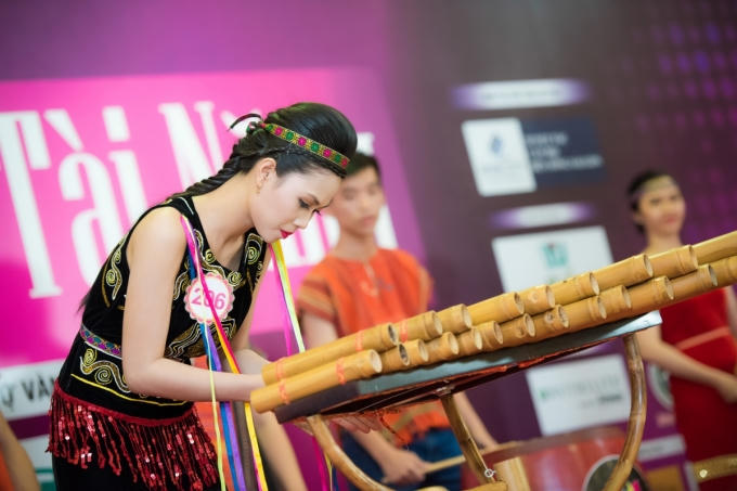 Hoàng Thị Phương Thảo (SBD 206) độc tấu đàn K'lông Put ca khúc “Mùa xuân đến” của nhạc sĩ Hữu Xuân. Tiết mục có đội hình hỗ trợ hoành tráng với 13 nghệ sĩ trong trang phục dân tộc, thổi bùng không khí sân khấu với giai điệu cùng màu sắc Tây Nguyên hào hùng.