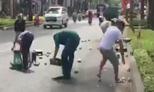 Những người dân Vũng Tàu giúp tài xế xe tải gom bia. (Ảnh cắt từ clip).