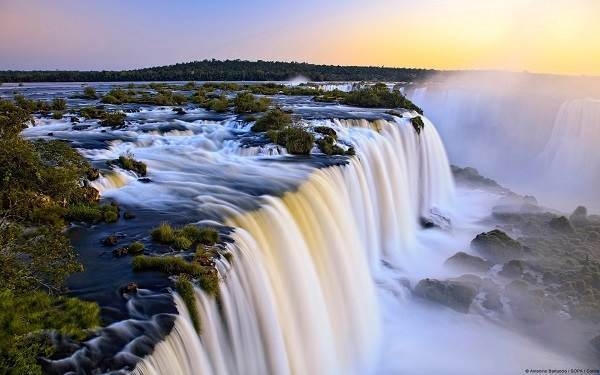 Thác nước này nằm trên đường biên giới giữa Brazil và Argentina.Ảnh: internet.